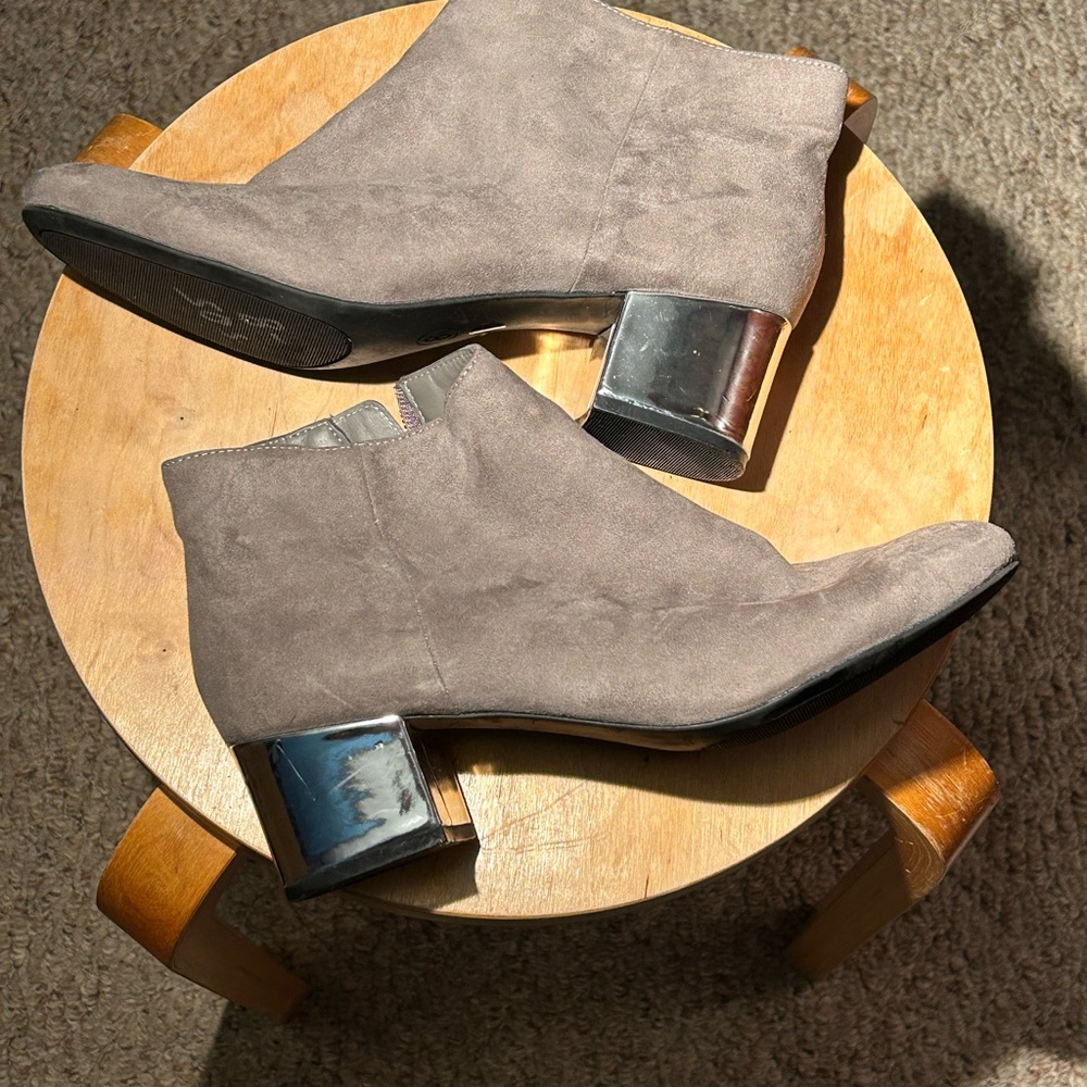 Women's ankle boots. Arizona brand.Textile upper. Size 8.$45.